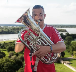 Bild Christoph Sportlich mit Saxophon,Christoph_Krzeslack_Saxophonist
