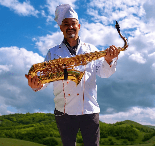 Bild Christoph als Koch mit Saxophon,Christoph_Krzeslack_Saxophonist