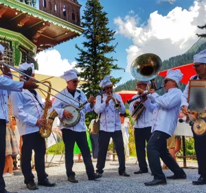 Bild Christoph als Koch mit Team,Christoph_Krzeslack_Saxophonist