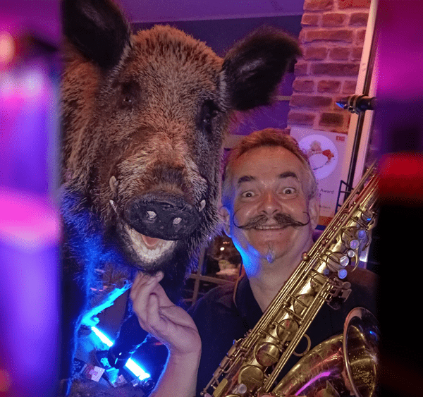 Bild Christoph als Koch mit Wildschweinkopf, Christoph_Krzeslack_Saxophonist