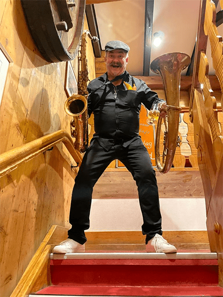 Bild Christoph auf der Treppe mit Instrumenten, Christoph_Krzeslack_Saxophonist
