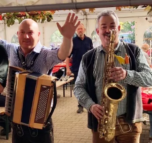 Bild Christoph im Zelt mit Team, Christoph_Krzeslack_Saxophonist