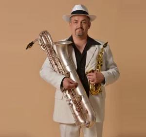 Bild mit Instrumenten, Christoph_Krzeslack_Saxophonist